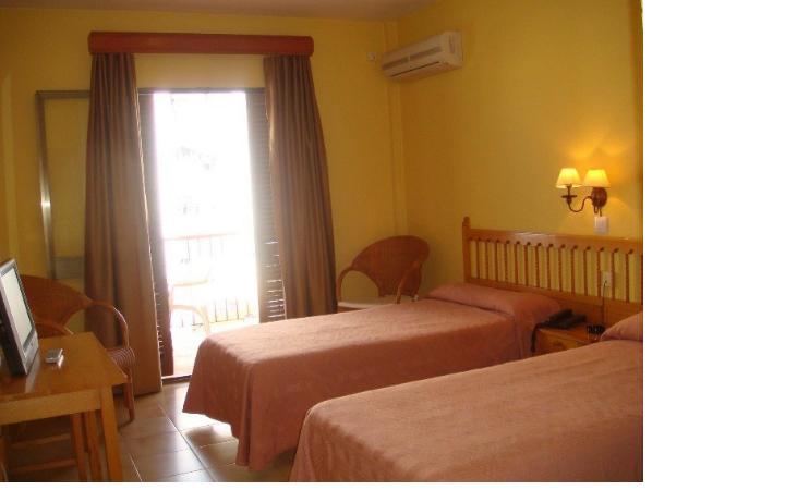 Hotel Tres Jotas Conil Conil De La Frontera Luaran gambar